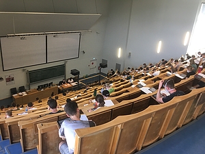 Studenten im Hörsaal mit Tablets