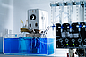 Laborgerät mit Thermo-Regler und mehreren Glasgefäßen in einem blauen Wasserbad.