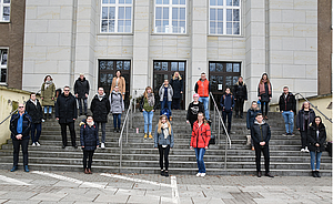 Teilnehmer stehen auf der Treppe