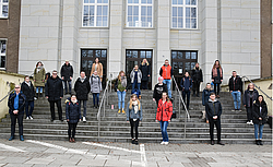 Teilnehmer stehen auf der Treppe