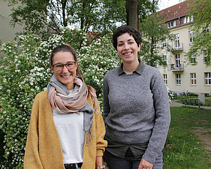 Sporttherapeutin Elisa Kiewel (l.) und Patientin Anne B. freuen sich auf die gemeinsamen Termine.