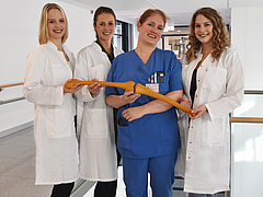 Sina Böhme, Josephine Krüger, Studienleiterin Dr. Steffi Falk und Maike Richter wurden für ihre Forschungen zum Vitamin-D-Status von Unfallchirurgiepatienten ausgezeichnet.