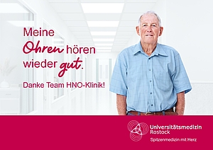 Plakat mit einem grauhaarigen Mann, der sich bei der HNO-Klinik für seine Behandlung bedankt