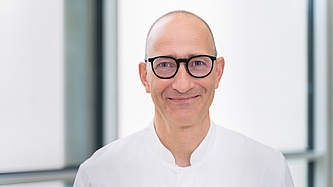 Arzt mit Glatze und Brille, krebszentrum rostock, onkologie rostock
