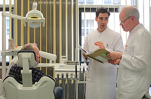 Prof. Bernhard Frerich im Gespräch mit Patienten