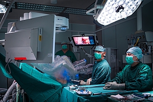 3 Personen sind in einem OP