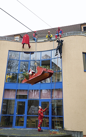 Superhelden klettern eine Hauswand runter