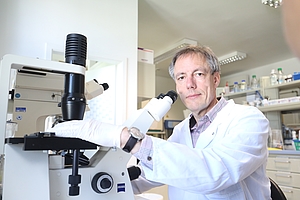 Prof. Dr. Robert Jaster am Mikroskop