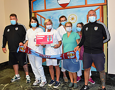 Im Team für chronisch kranke Kinder: Trainer Maik Goller (v.l.), Leiterin der Neuropädiatrie Prof. Astrid Bertsche, die Leiterin des SPZ Dr. Heike Haase, SPZ-Ärztin Dr. Gudrun Krause,  Logopädin Stefanie Delz, Physiotherapeutin Ulrike Kolbe und Mannschaftskapitän Dennis Jenß