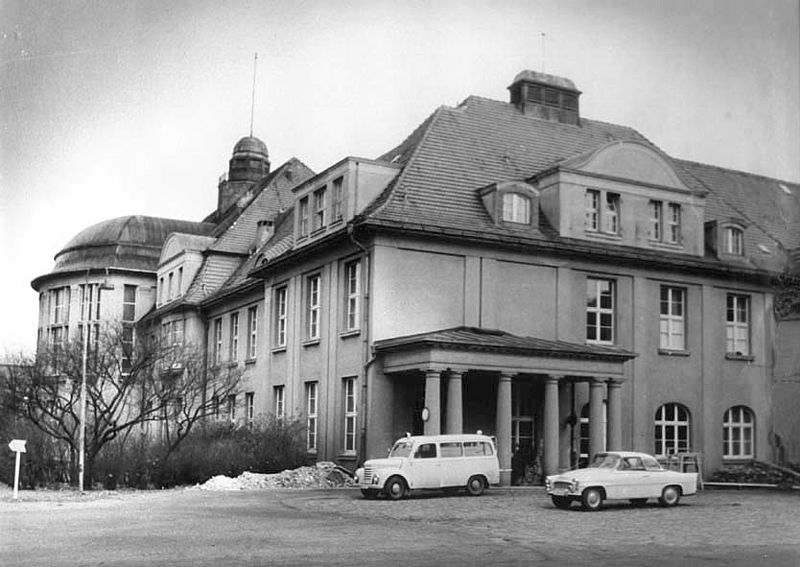 Außenansicht der alten Chirurgie von 1970