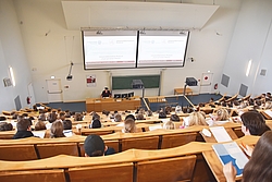 Blick in Hörsaal mit Studenten