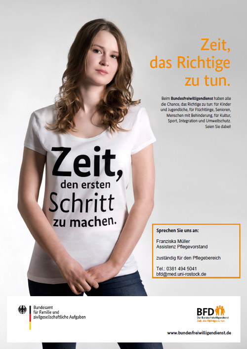 Junge Frau mit T-Shirt mit dem Schriftzug, Zeit den ersten Schritt zu machen