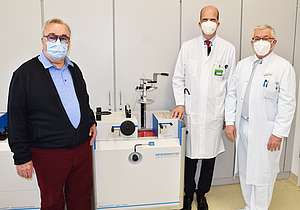 Prof. Bernd Krause (M.) und Prof. Steffen Emmert (r.) haben Rainer Schnabel erfolgreich mit radioaktiver Paste behandelt.