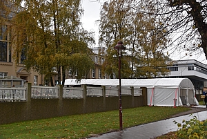 Zelt von der Seite vor dem Testzentrum