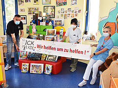 Jens Templin vom Verein Kick for Kids macht den Patienten der Kinderonkologie eine Freude. Dr. Christiane Chen-Santel (Mitte) und Stationsschwester Katrin Zwierz sind dankbar für die Unterstützung. 