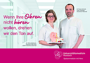 Plakat mit Spruch und zwei Menschen