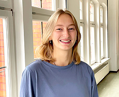 Katerina Manzhula im Flur des Instituts für Anatomie