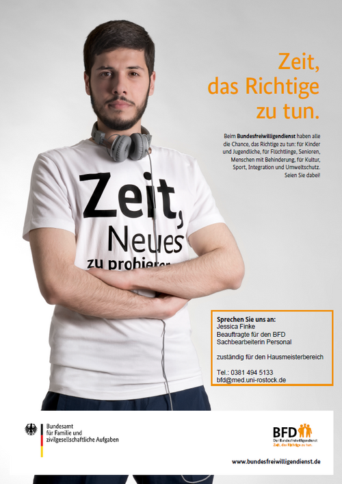 Junger Mann mit T-Shirt mit dem Schriftzug, Zeit den ersten Schritt zu machen