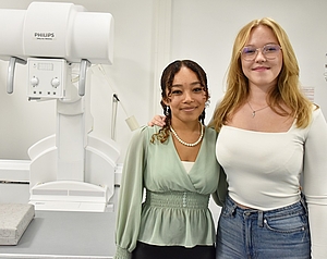 zwei junge Frauen vor einem Röntgengerät
