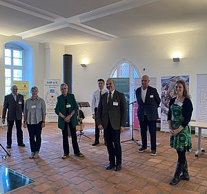 Gruppenbild der Kooperationspartner im Rathausfoyer