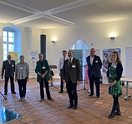 Gruppenbild der Kooperationspartner im Rathausfoyer