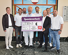 Rewe Mitarbeiter und Prof. Classen mit einem Spendenscheck