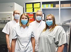 Oberarzt Philipp Warnke (l.) und Prof. Dr. Dr. Andreas Podbielski (m.) bedanken sich bei Sabrina Jacobs (2.v.l.) und Susann Lehmann (r.) für die Unterstützung im Labor.