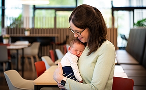 Eine Frau hält ein Baby im Arm