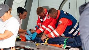 An einer groß angelegten Übung der Medical Task Force des DRK und der Universitätsmedizin Rostock nahmen rund 400 Personen teil und versorgten rund 70 Verletzte.