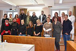 Studiendekan Prof. Dr. Steffen Emmert (vorne v.l.), Pflegevorstand Annett Laban, Prof. Dr. Dorothea Tegethoff, (vorne, 2.v.r.), Fachschaftsvorsitzender Paul Henriksen (v.r.) und Prof. Dr. Daniel Reuter (hinten r.) begrüßten gemeinsam mit dem Organisationsteam die neuen Studenten.