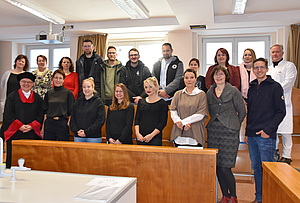 Studiendekan Prof. Dr. Steffen Emmert (vorne v.l.), Pflegevorstand Annett Laban, Prof. Dr. Dorothea Tegethoff, (vorne, 2.v.r.), Fachschaftsvorsitzender Paul Henriksen (v.r.) und Prof. Dr. Daniel Reuter (hinten r.) begrüßten gemeinsam mit dem Organisationsteam die neuen Studenten.