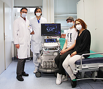 Prof. Dr. Marc-André Weber (v.l.), Dr. Thomas Heller, Jonah und Kathrin Kupski bei der Nachuntersuchung im Gefäßzentrum der Unimedizin Rostock.