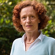Porträt einer rothaarigen Frau draußen im Grünen