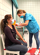 Eine Mitarbeiterin der Unimedizin beim Impftermin am Campus Schillingallee.