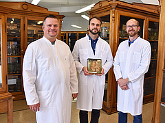Prof. Markus Kipp, Direktor der Anatomie (v.l.), Dr. Jonas Keiler, Projektverantwortlicher, und Dr. Philipp Warnke, Projektleiter, mit einem konservierten Gehirn.