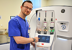 Steve Küster, leitender Medizinisch-technischer Radiologieassistent, am neuen Kontrastmittel-Injektoren. Damit kann das Kontrastmittel schneller und sicherer verabreicht werden. 