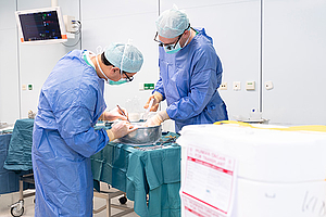 v.l. Imad Kamaleddine, Facharzt für Viszeralchirurgie bereitet mit Dr. Sebastian Hinz, stellvertretender Klinikdirektor der Abteilung für Allgemein-, Viszeral-, Gefäß- und Transplantationschirurgie, das Organ vor