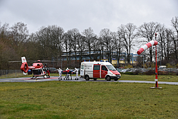 Hubschrauber und Rettungswagen