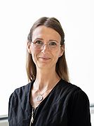 Porträt einer Frau vor einem Fenster