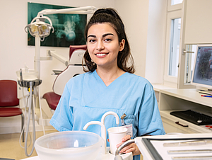 Mobina Felfelani ist seit dem 1.9.2021 Auszubildende zur Zahnmedizinischen Fachangestellten in der Zahnklinik der Universitätsmedizin Rostock.