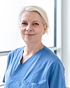 Porträtfoto einer blonden Frau im blauen Kasack